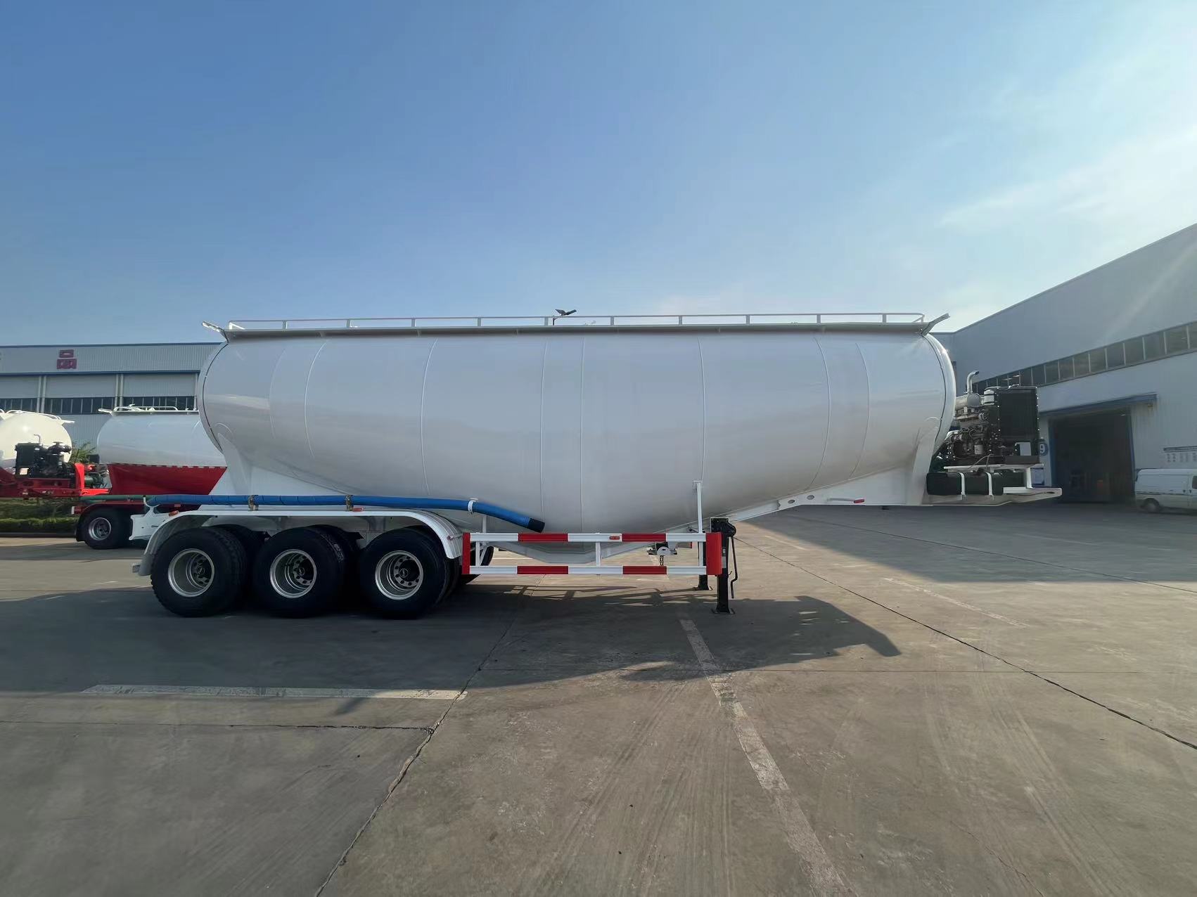Derun Tri-Axle Cement Tank 세미 트레일러가 Gabon으로 보내집니다.