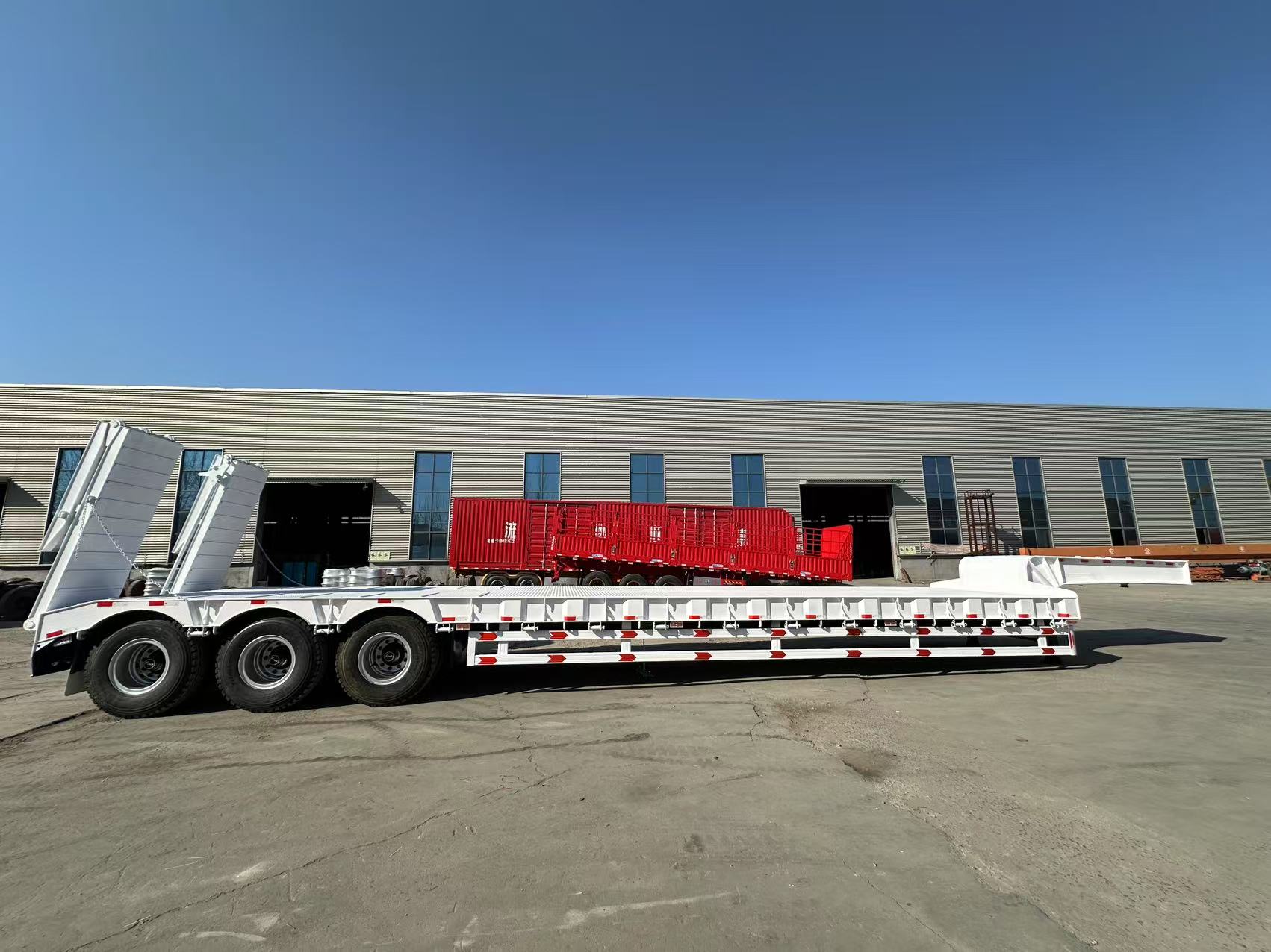 Derun Vehicle의 3 액슬 로우 베드 반 트레일러가 가나로 선적됩니다.