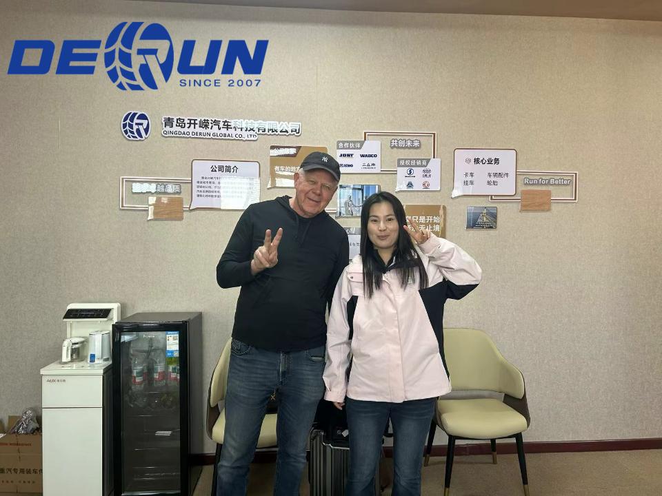 미국 고객이 Shandong Derun을 방문하여 바누아투의 인프라 개발을 위한 중장비 구매