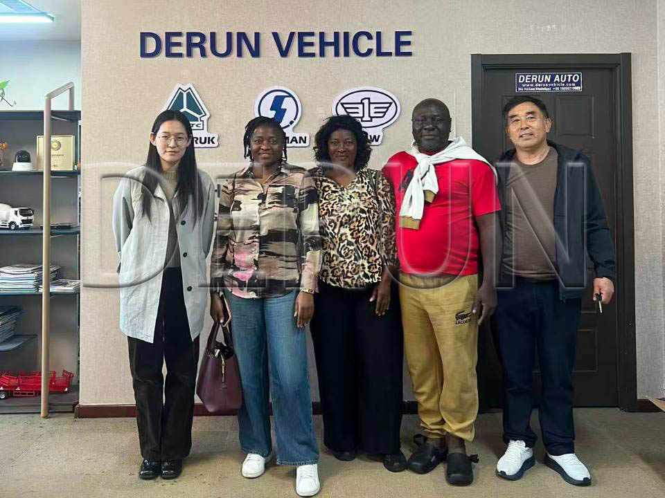 가봉 고객이 Derun Auto를 방문하여 트럭 5대를 구입했습니다.