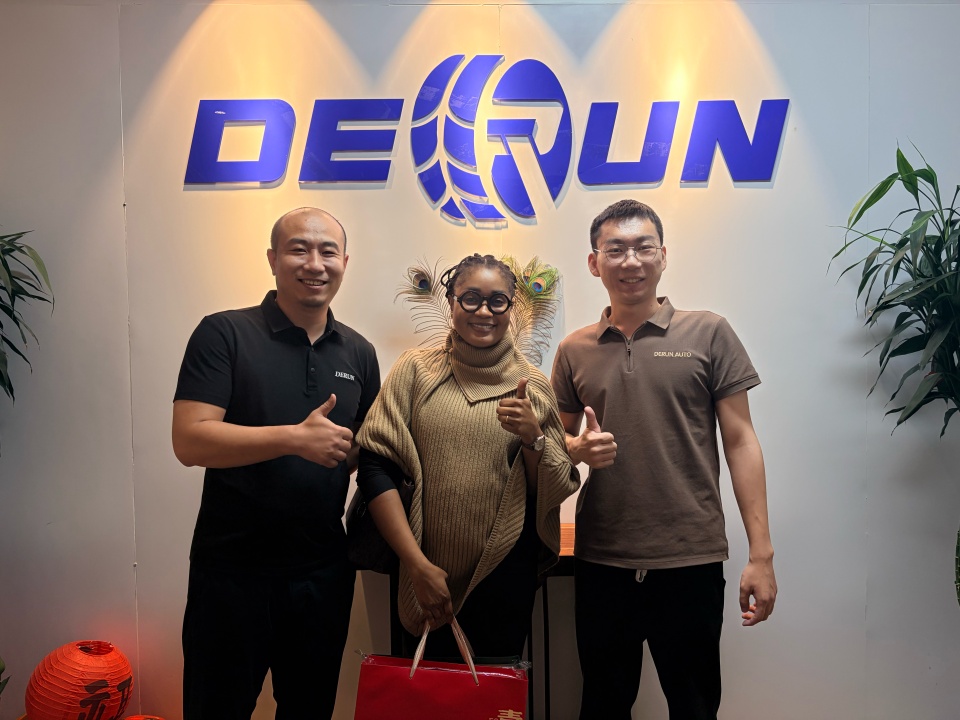 기니 고객이 Derun을 방문하여 Sinotruk Howo 6x4 트랙터 트럭 및 트레일러 계약을 체결했습니다.